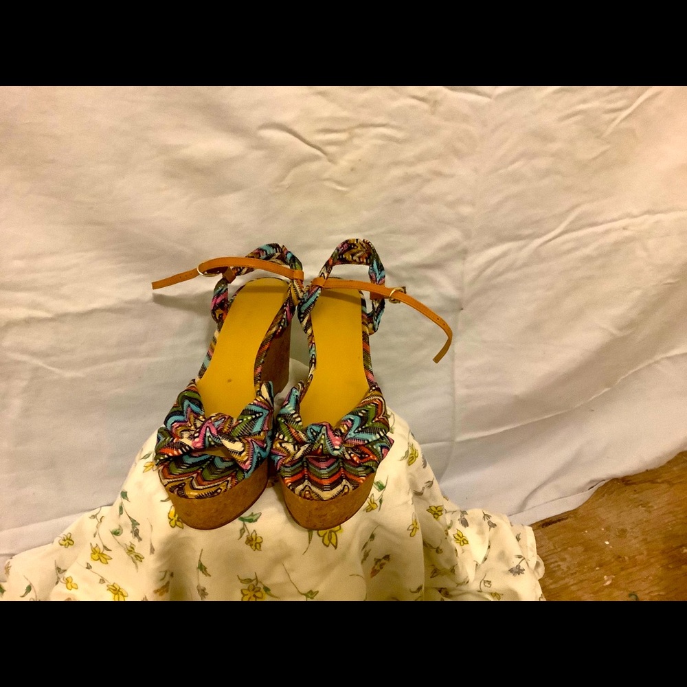 Nine West “eléctrico” wedges